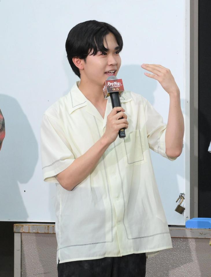 　中学時代の卒業アルバムの写真に後悔している鈴木福（撮影・伊藤笙子）