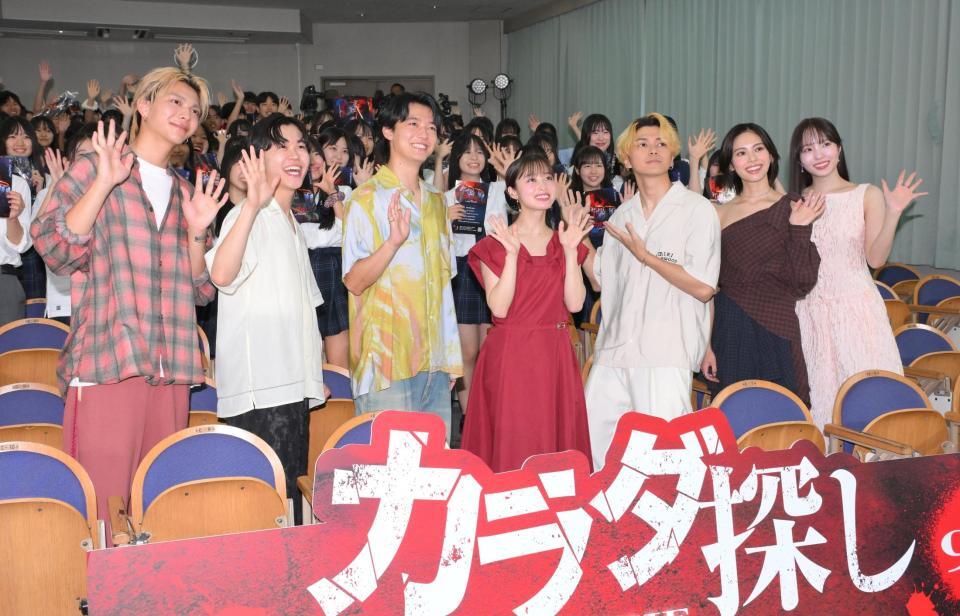 　映画「カラダ探し　ＴＨＥ　ＬＡＳＴ　ＮＩＧＨＴ」学校プレミアにサプライズ登場した（左から）吉田剛明、鈴木福、櫻井海音、橋本環奈、眞栄田郷敦、安斉星来、本田真凜（撮影・伊藤笙子）