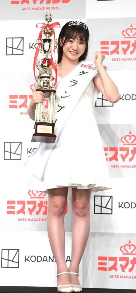 　美脚を披露する永岡ゆきね（撮影・園田高夫）