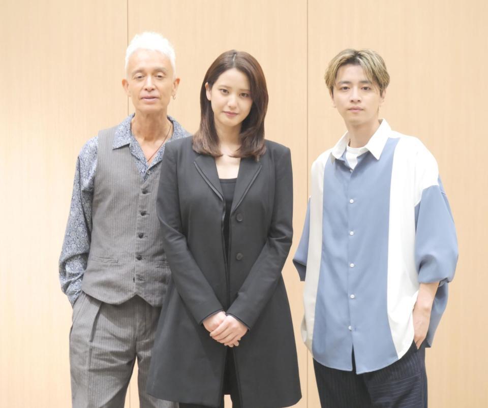 　クールにポーズを決める（左から）マーク・パンサー、山崎紘菜、飯島寛騎