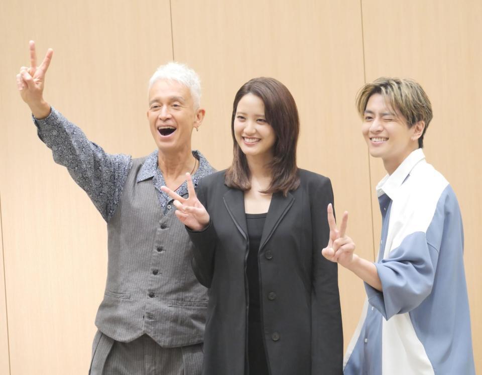 　ドラマにちなみ「２」を指で表し満面の笑みを見せる（左から）マーク・パンサー、山崎紘菜、飯島寛騎