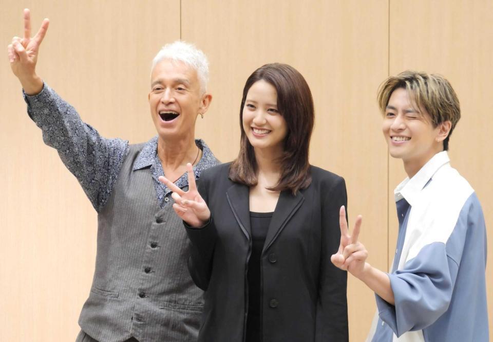 　ドラマにちなみ「２」を指で表す（左から）マーク・パンサー、山崎紘菜、飯島寛騎