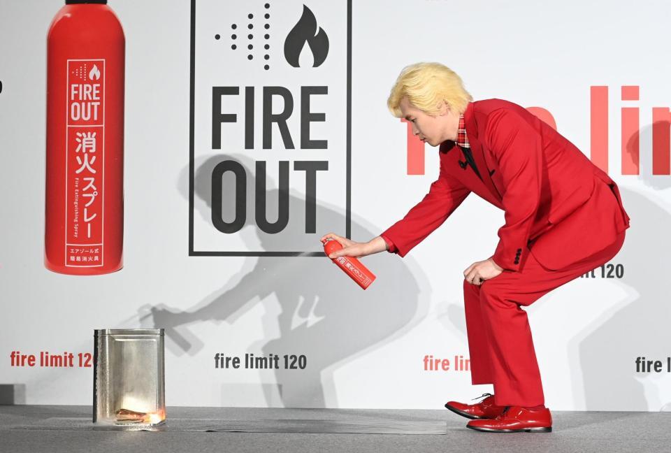 　消火活動に成功したカズレーザー（撮影・園田高夫）