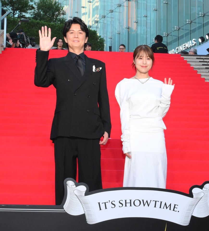 　映画「ブラック・ショーマン」レッドカーペットイベントに登場した福山雅治（左）と有村架純（撮影・伊藤笙子）