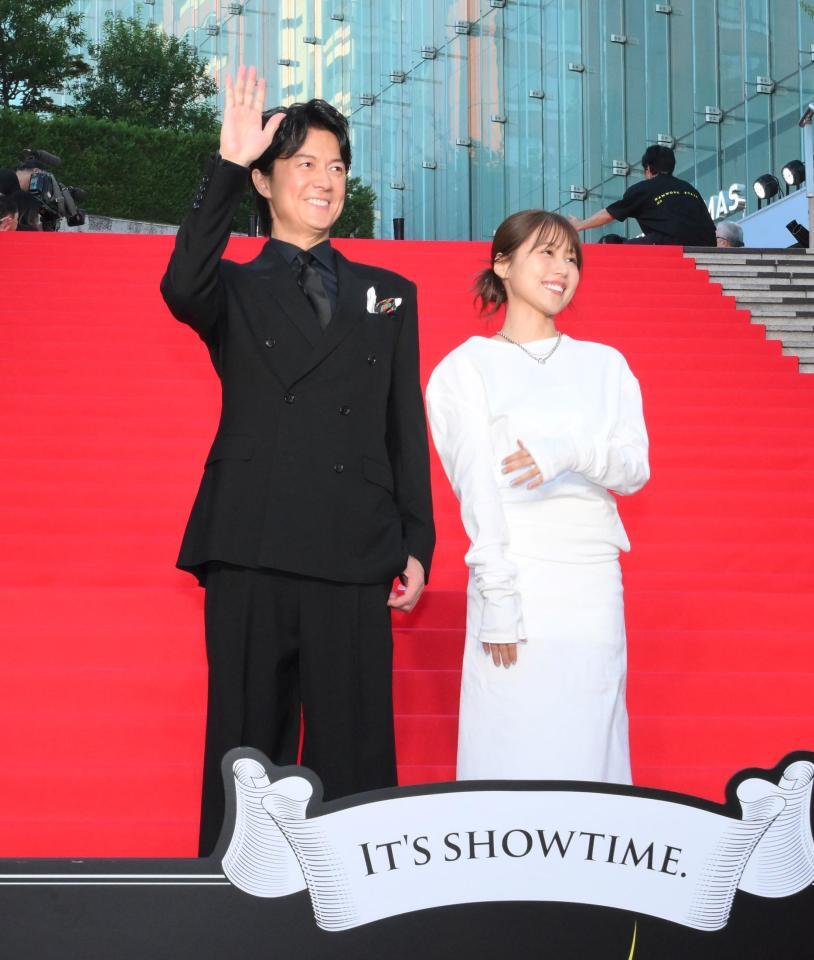 　映画「ブラック・ショーマン」レッドカーペットイベントに登場した福山雅治（左）と有村架純（撮影・伊藤笙子）