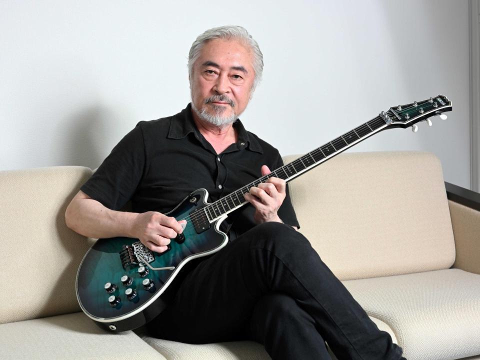 　愛用のギターを手にするＣＡＳＩＯＰＥＡの野呂一生（撮影・伊藤笙子）