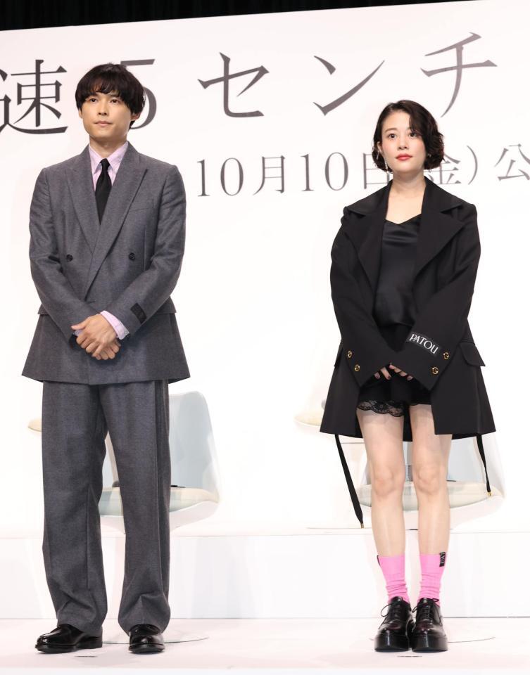 完成報告会に登場した松村北斗（左）と高畑充希＝東京・京橋のＴＯＤＡホール＆カンファレンス東京（撮影・佐々木彰尚）