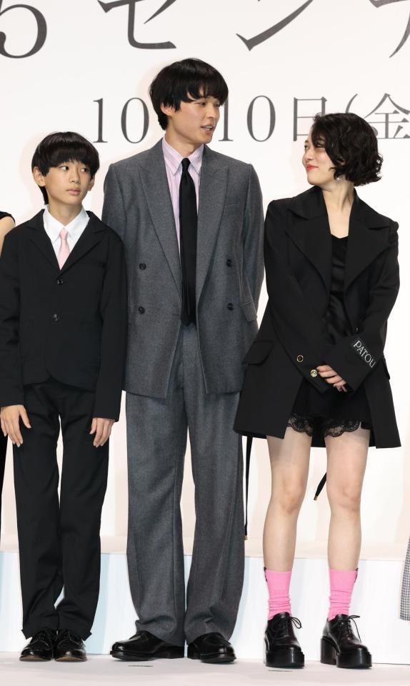 高畑充希（右）と話す松村北斗＝東京・京橋のＴＯＤＡホール＆カンファレンス東京（撮影・佐々木彰尚）