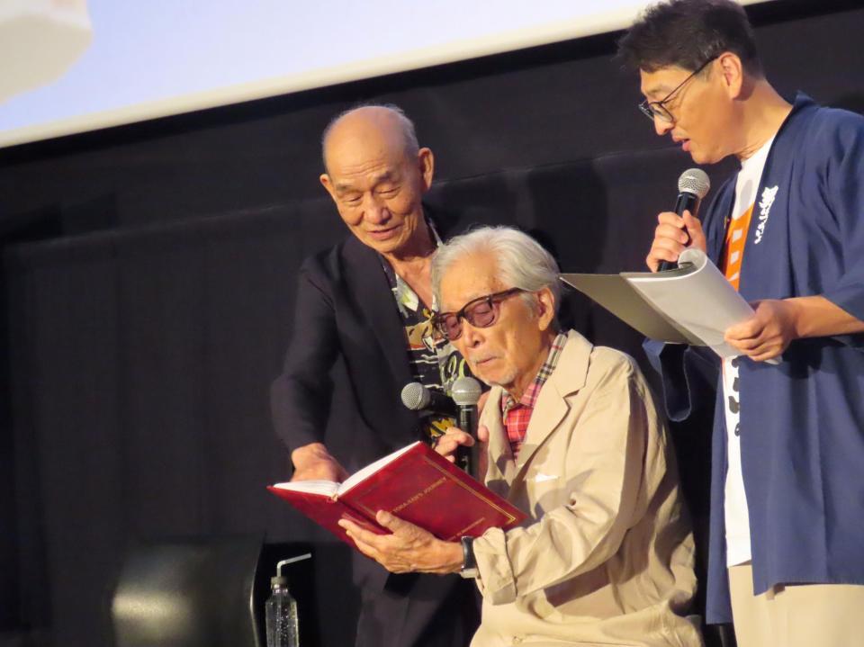 「男はつらいよ」ファン感謝祭に出席した（左から）笹野高史、山田洋次監督、北山雅康