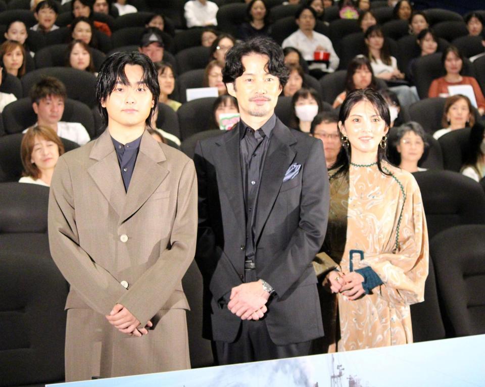 舞台あいさつに登壇した（左から）奥平大兼、竹野内豊、田中麗奈