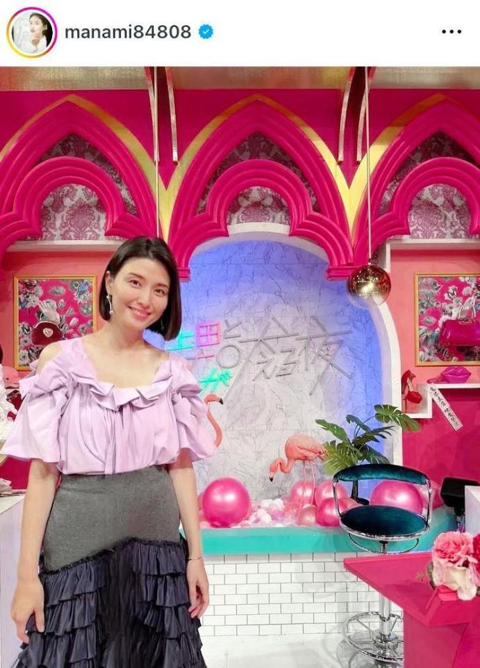 番組には鎖骨ラインが美しい衣装で出演。橋本マナミのインスタグラム＠ｍａｎａｍｉ８４８０８より