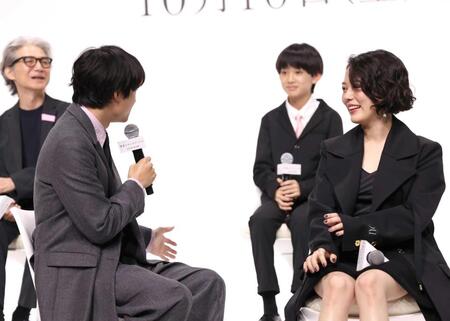 　上田悠斗と話す松村北斗（撮影・佐々木彰尚）