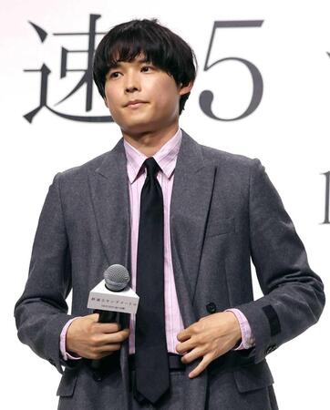 　完成報告会に登場した松村北斗（撮影・佐々木彰尚）