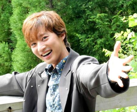 　笑顔で撮影に応じた青山新＝宮崎・大いちょう展望台