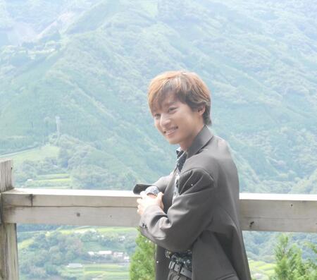 　椎葉の絶景をバックに撮影に応じた青山新