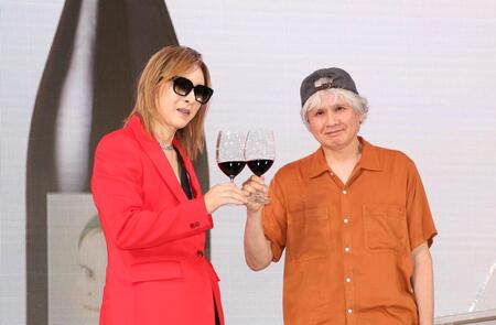 　画家・奈良美智氏（右）と乾杯するＹＯＳＨＩＫＩ（撮影・佐々木彰尚）