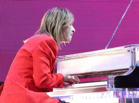 　演奏するＹＯＳＨＩＫＩ（撮影・佐々木彰尚）