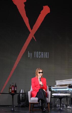 　会見するＹＯＳＨＩＫＩ（撮影・佐々木彰尚）