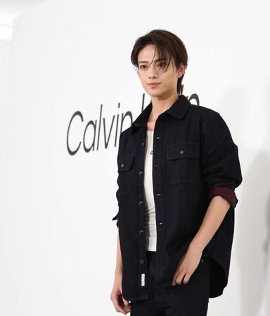 　ポーズを決める岩瀬洋志（撮影・佐々木彰尚）