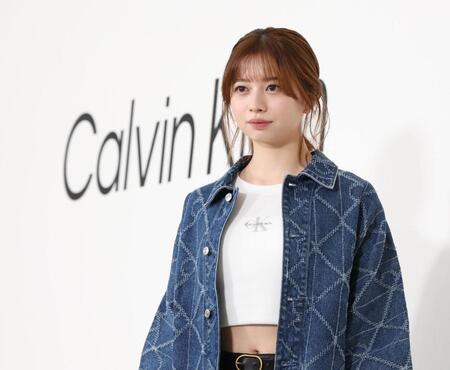 　ポーズを決める桜田ひより（撮影・佐々木彰尚）