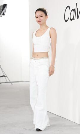 　ポーズを決める山本舞香（撮影・佐々木彰尚）