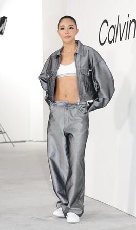 　ポーズを決めるＹｕｙｕ　Ｚｈａｎｇ（撮影・佐々木彰尚）