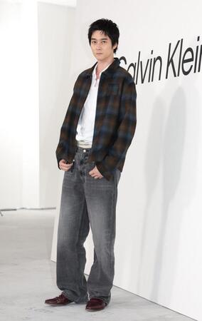 　ポーズを決める栁俊太郎（撮影・佐々木彰尚）