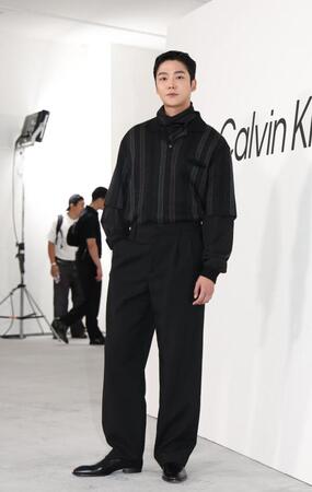 　ポーズを決めるＲＯＷＯＯＮ（撮影・佐々木彰尚）