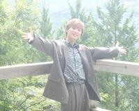 　「椎葉のマチュピチュ」とも呼ばれる棚田を見下ろすことができる大いちょう展望台で笑顔を見せる青山新