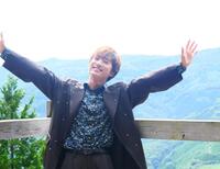 　椎葉の絶景をバックに撮影に応じた青山新