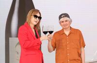 　画家・奈良美智氏（右）と乾杯するＹＯＳＨＩＫＩ（撮影・佐々木彰尚）