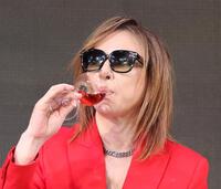 　ワインをテイスティングするＹＯＳＨＩＫＩ（撮影・佐々木彰尚）