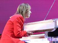 　演奏するＹＯＳＨＩＫＩ（撮影・佐々木彰尚）