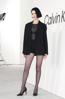 　ポーズを決める三吉彩花（撮影・佐々木彰尚）