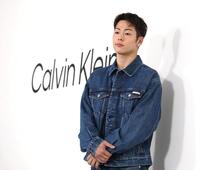 　ポーズを決める三浦孝太（撮影・佐々木彰尚）