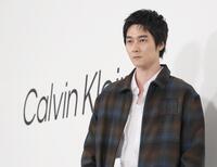 　ポーズを決める栁俊太郎（撮影・佐々木彰尚）