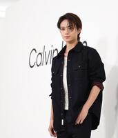 　ポーズを決める岩瀬洋志（撮影・佐々木彰尚）