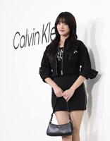 　ポーズを決めるＭＩＮＮＩＥ（撮影・佐々木彰尚）