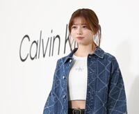 　ポーズを決める桜田ひより（撮影・佐々木彰尚）