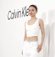 　ポーズを決める山本舞香（撮影・佐々木彰尚）