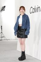 　ポーズを決める桜田ひより（撮影・佐々木彰尚）