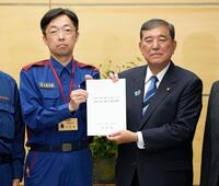 　熊本県の木村敬知事（左）から要望書を受け取る石破首相