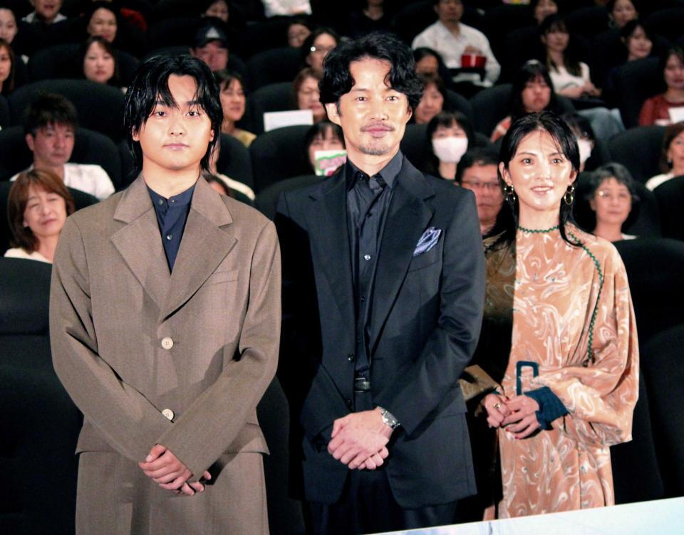 　映画「雪風　ＹＵＫＩＫＡＺＥ」の大ヒット御礼舞台あいさつに（左から）奥平大兼、竹野内豊、田中麗奈