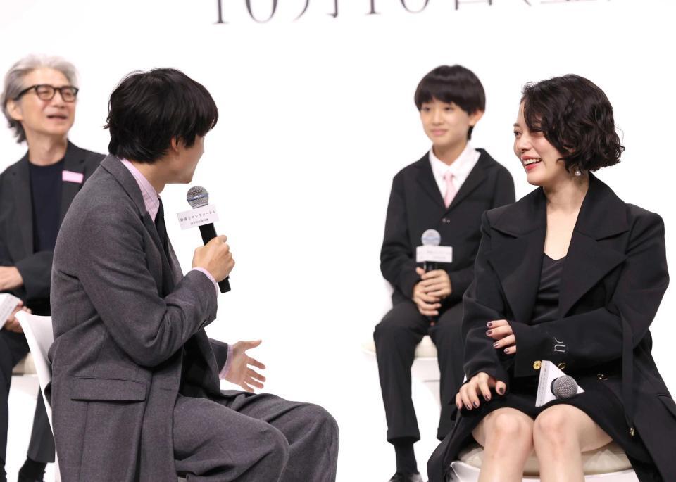 　上田悠斗と話す松村北斗（撮影・佐々木彰尚）