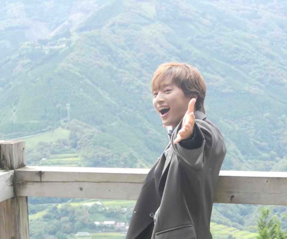 　椎葉の絶景をバックに撮影に応じた青山新