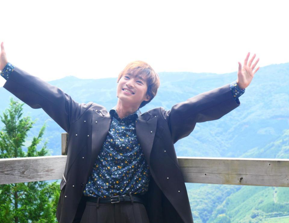 　椎葉の絶景をバックに撮影に応じた青山新