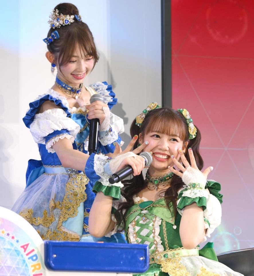 　アミューズメントゲーム「ひみつのアイプリ」をプレイする吉川ひより。左は辻野かなみ（撮影・堀内翔）