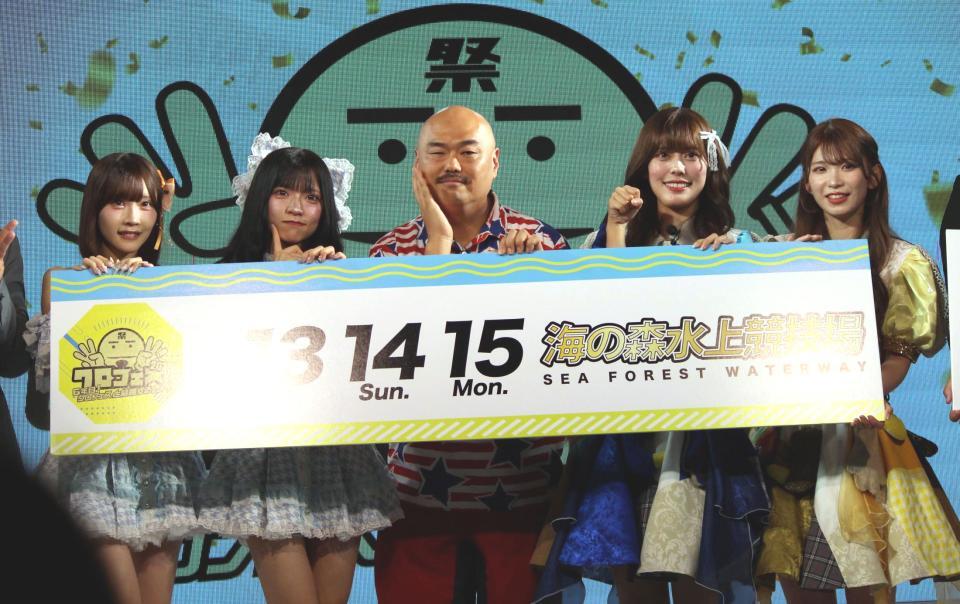 　ポーズを決める（左から）花いろはの穂積りんかと今咲ひめの、クロちゃん、豆柴の大群のナオ・オブ・ナオとレオナエンパイア