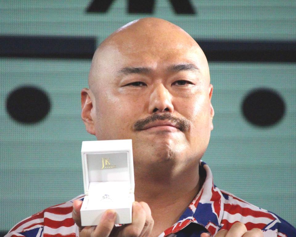 　指輪を見せるクロちゃん