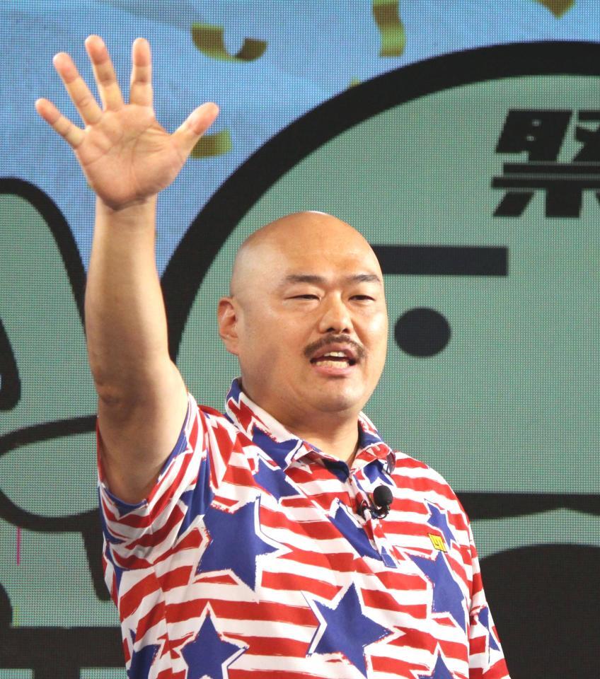 　手を振るクロちゃん